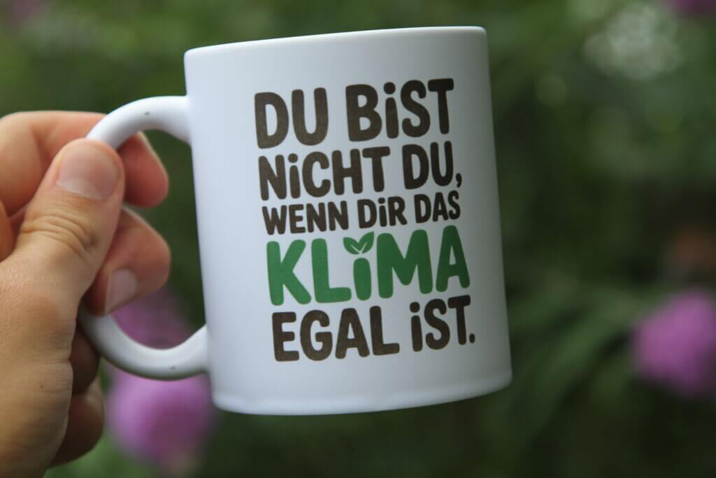 Eine Tasse, auf der steht "Du bist nicht du, wenn dir das Klima egal ist"