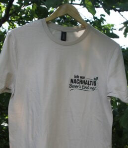 Ein weißes T-shirt, auf dem steht "Ich war nachhaltig, bevor's cool war"