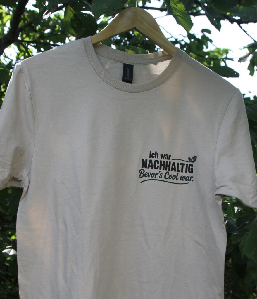 Ein weißes T-shirt, auf dem steht "Ich war nachhaltig, bevor's cool war"