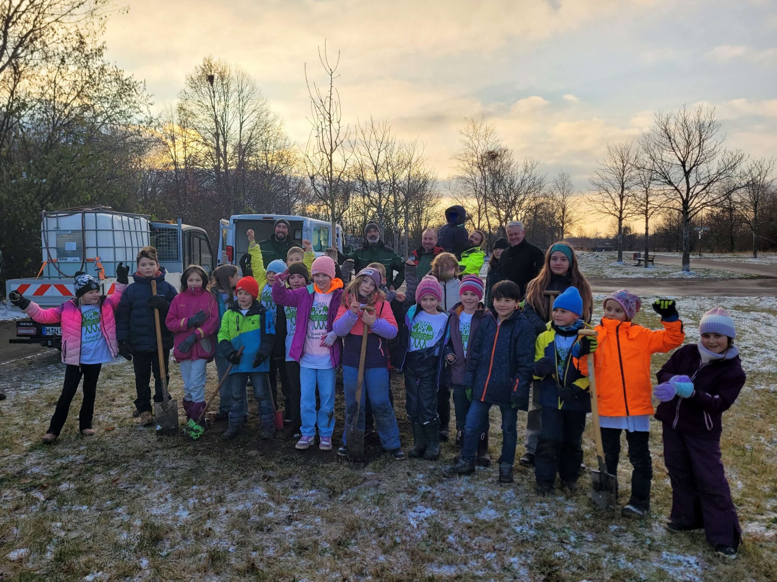 Featured image for “Neubiberg: 25 Kinder und 2. Bürgermeister pflanzen zwölf neue Obstbäume”