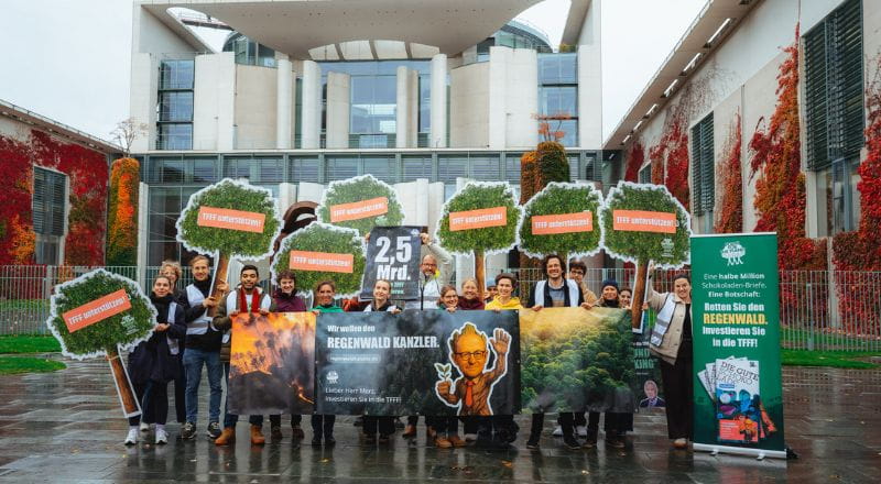 Featured image for “Halbe Million Schoko-Briefe für den Bundeskanzler: Letzte Chance für Regenwälder”