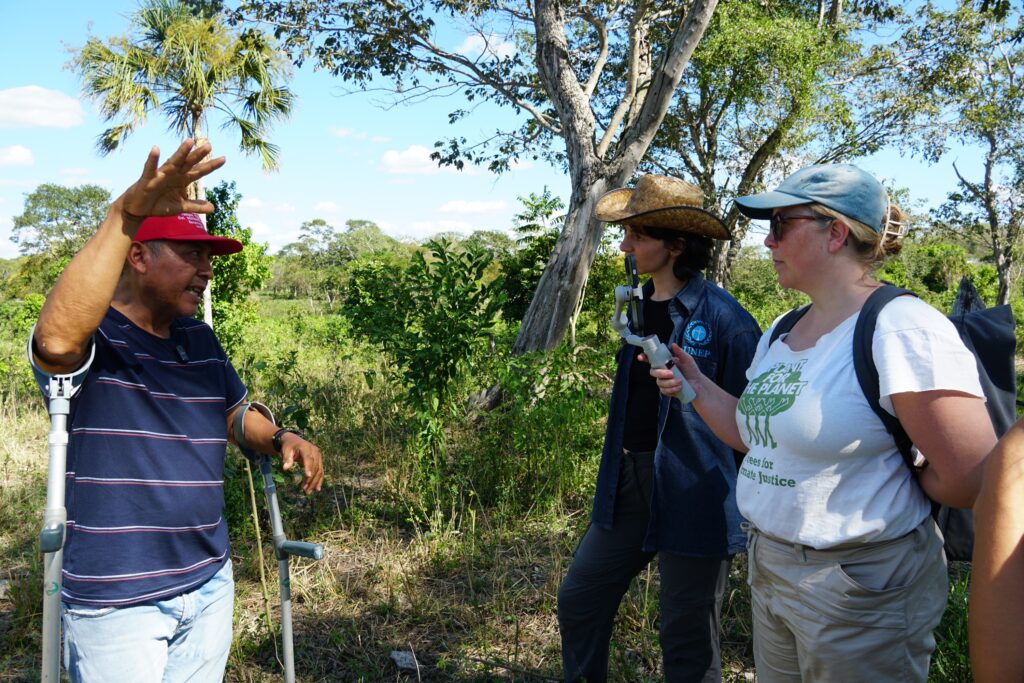 Landwirt Ramses mit Mitarbeitenden von Plant-for-the-Planet
