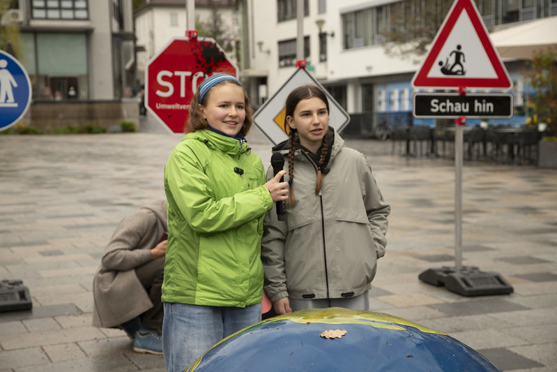 Moderatorinnen Lotti und Carla beim Abschlussevent der Plant-for-the-Planet Kinderkonferenz